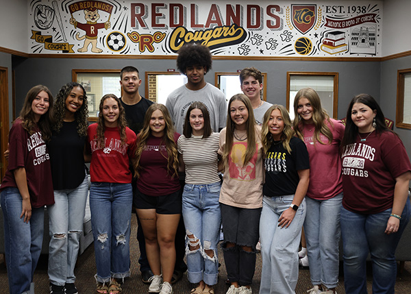 Redlands student ambassadors are standing together in the advising office.